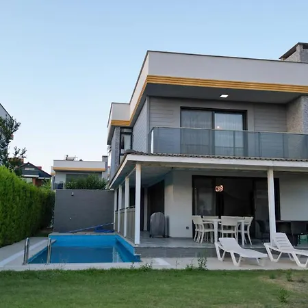 Oezel Havuzlu Luex Villa