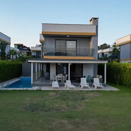 Oezel Havuzlu Luex Villa *